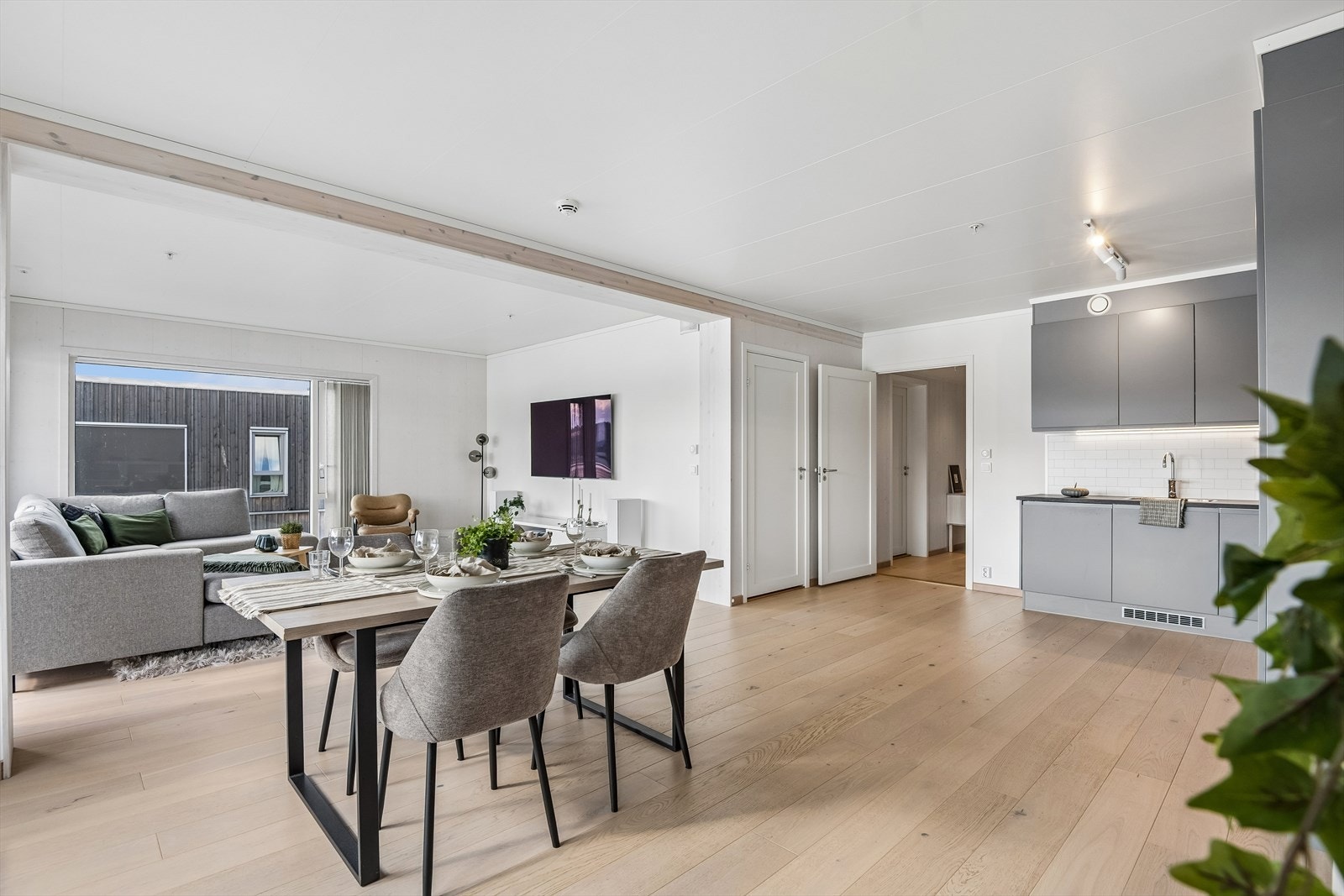 Rommet har god plass til både spisebord og en romslig sofagruppe. Galleribilde