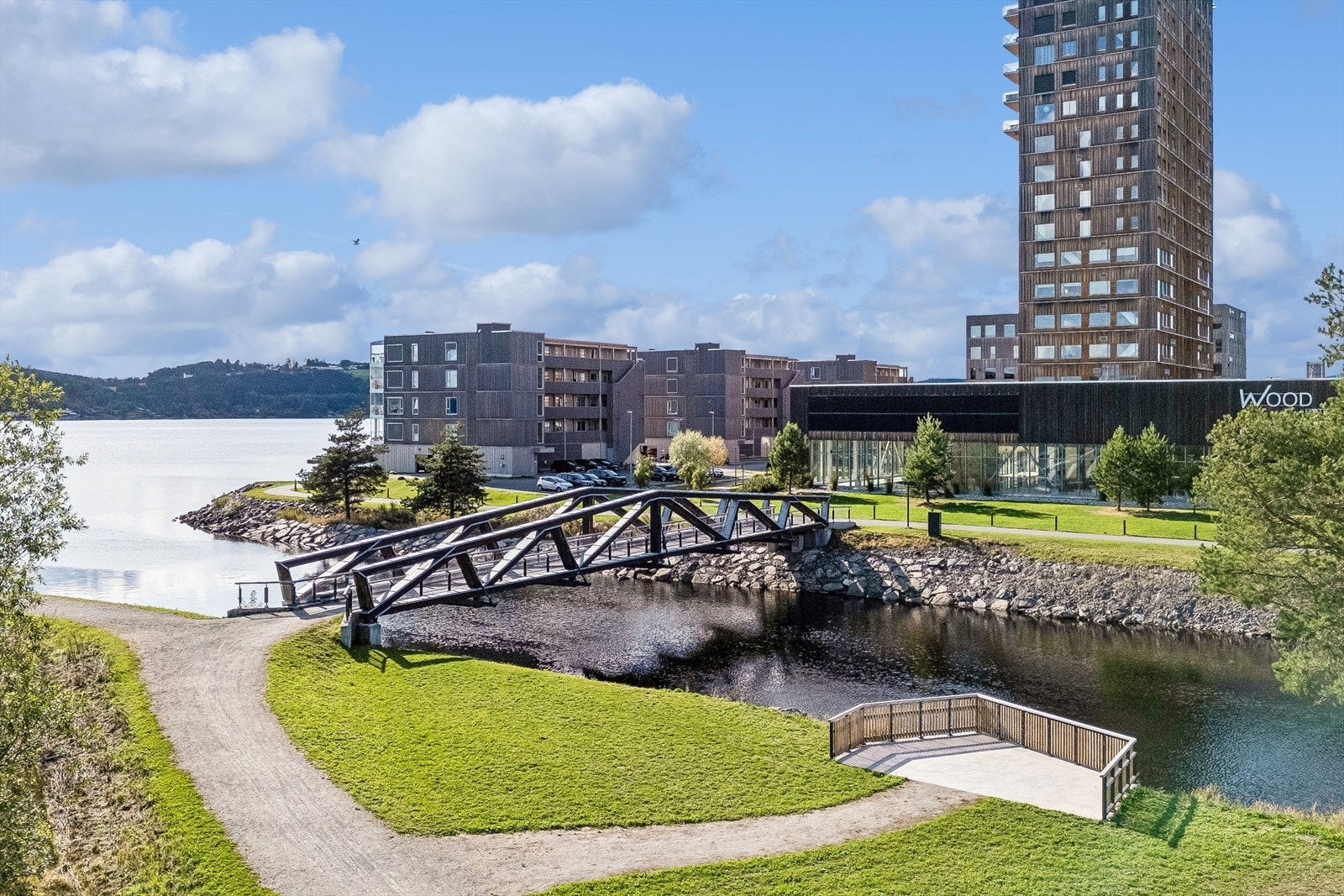 Mjøsparken er nærmeste nabo, et fantastisk rekreasjonsområde for alle aldre. Galleribilde