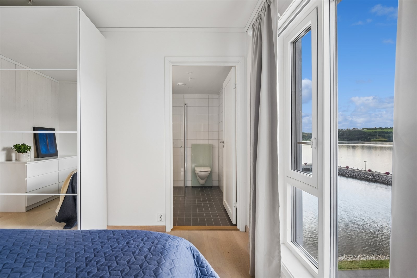 Soverommet har direkte adkomst til eget, privat baderom. Galleribilde