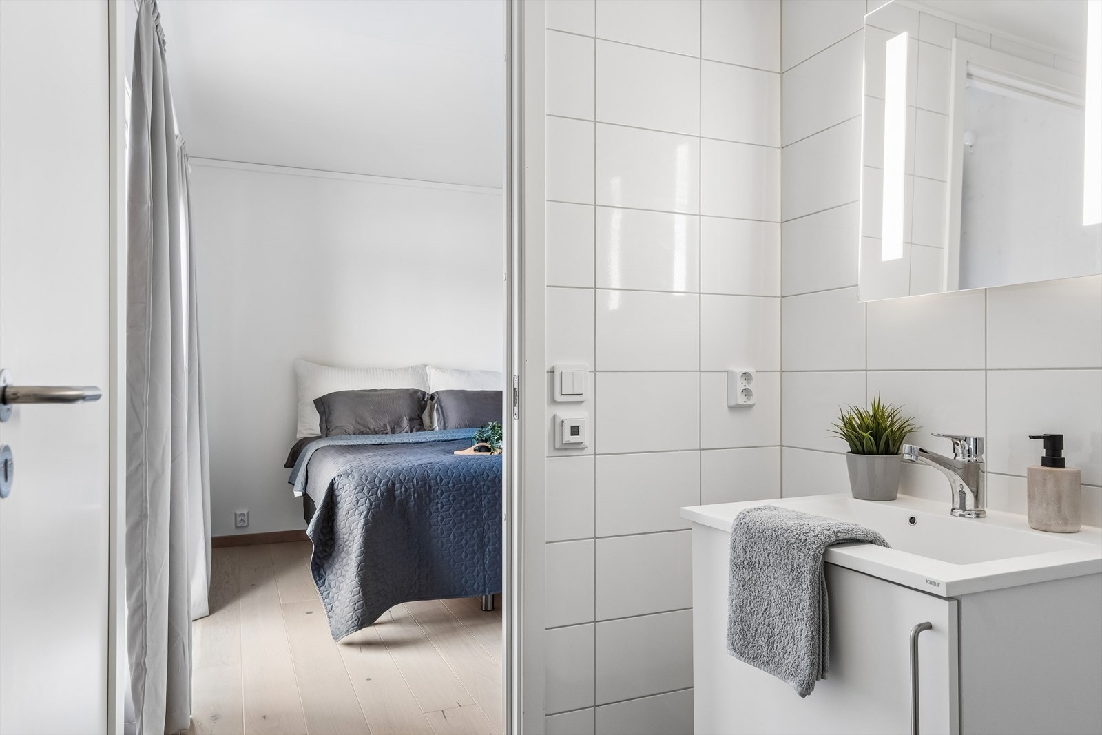 Praktisk tilknytning mellom hovedsoverom og det ene av leilighetens to bad. Galleribilde