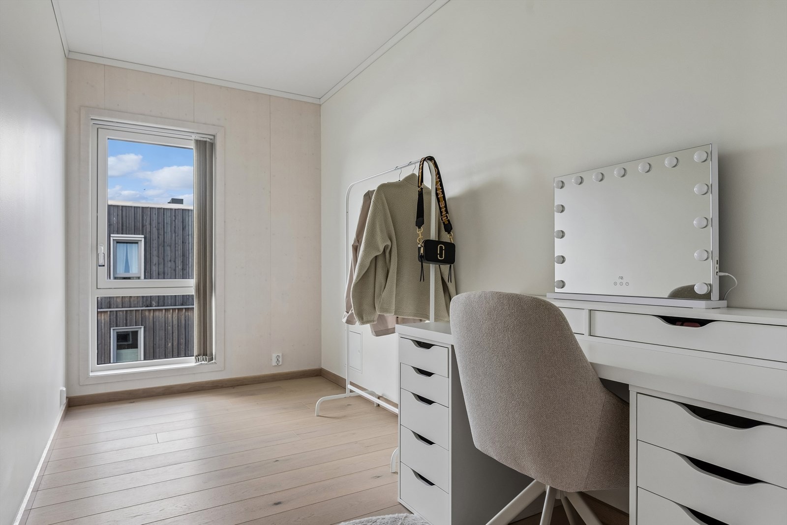Et av rommene er i dag innredet som et praktisk omkledningsrom. Galleribilde