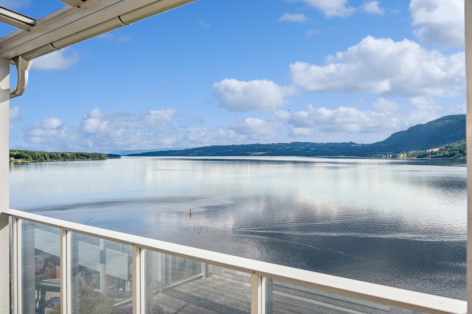Leiligheten disponerer én parkeringsplass i felles garasjeanlegg med elbillader-løsning. Galleribilde