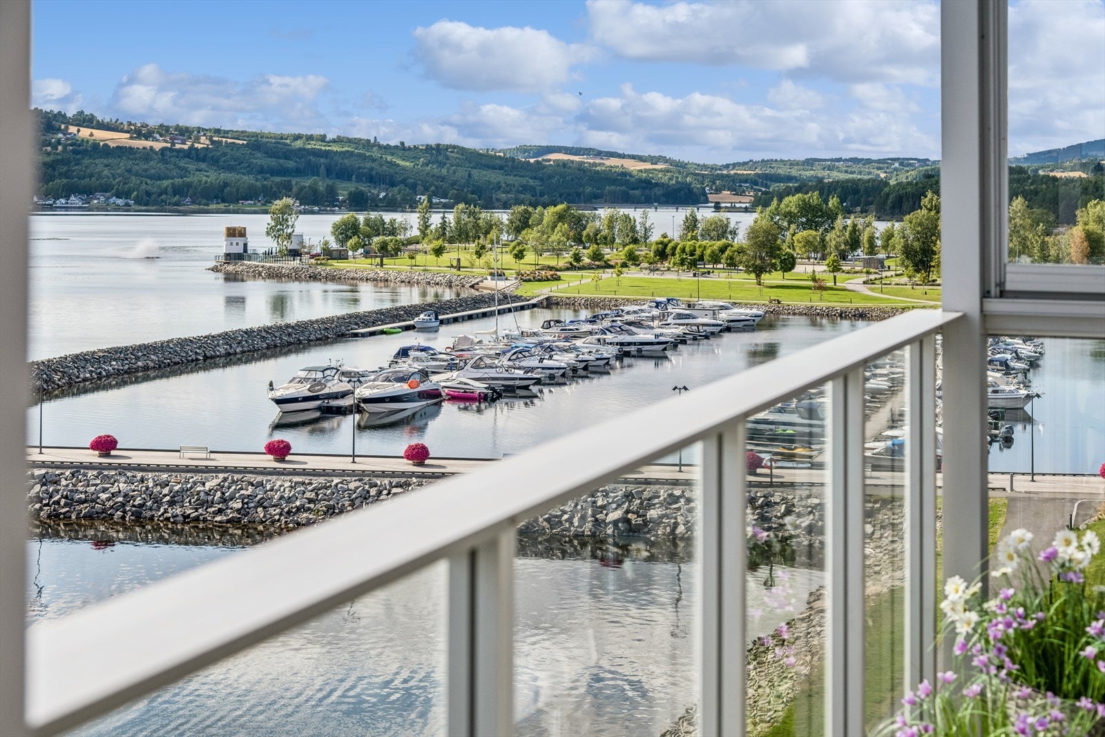 Fra leiligheten har man full oversikt over båthavnen og livet på Mjøsa. Galleribilde