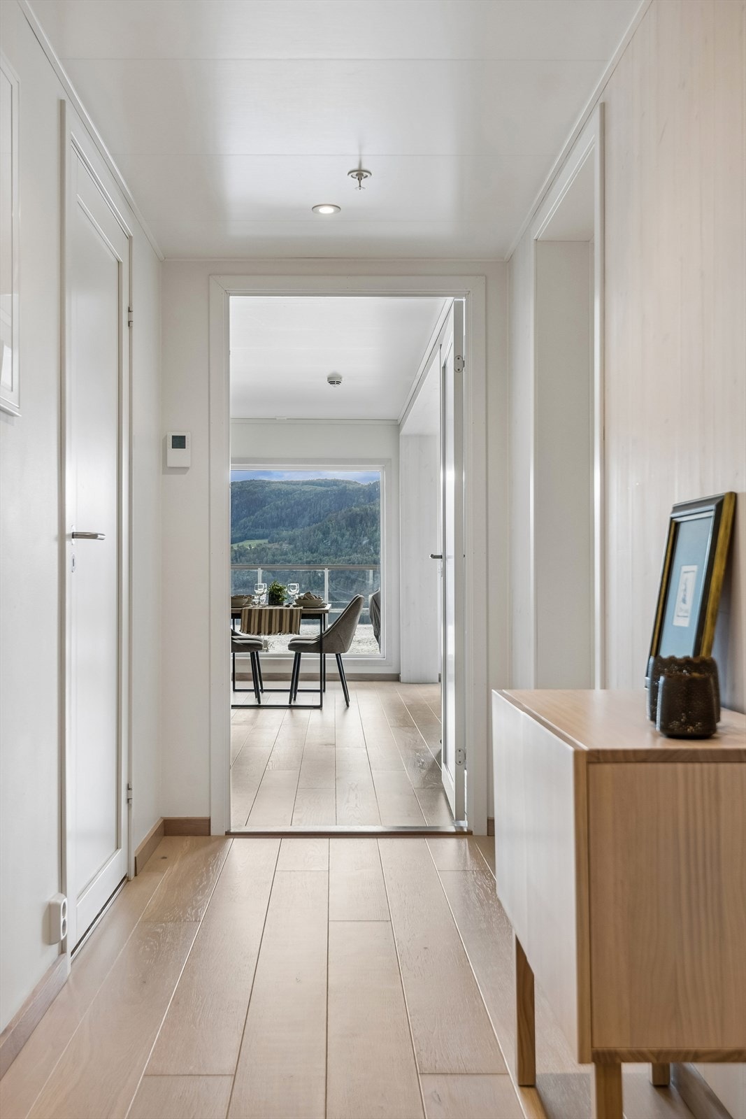 Entré med parkett og gulvvarme som leder inn mot stue og kjøkken. Galleribilde