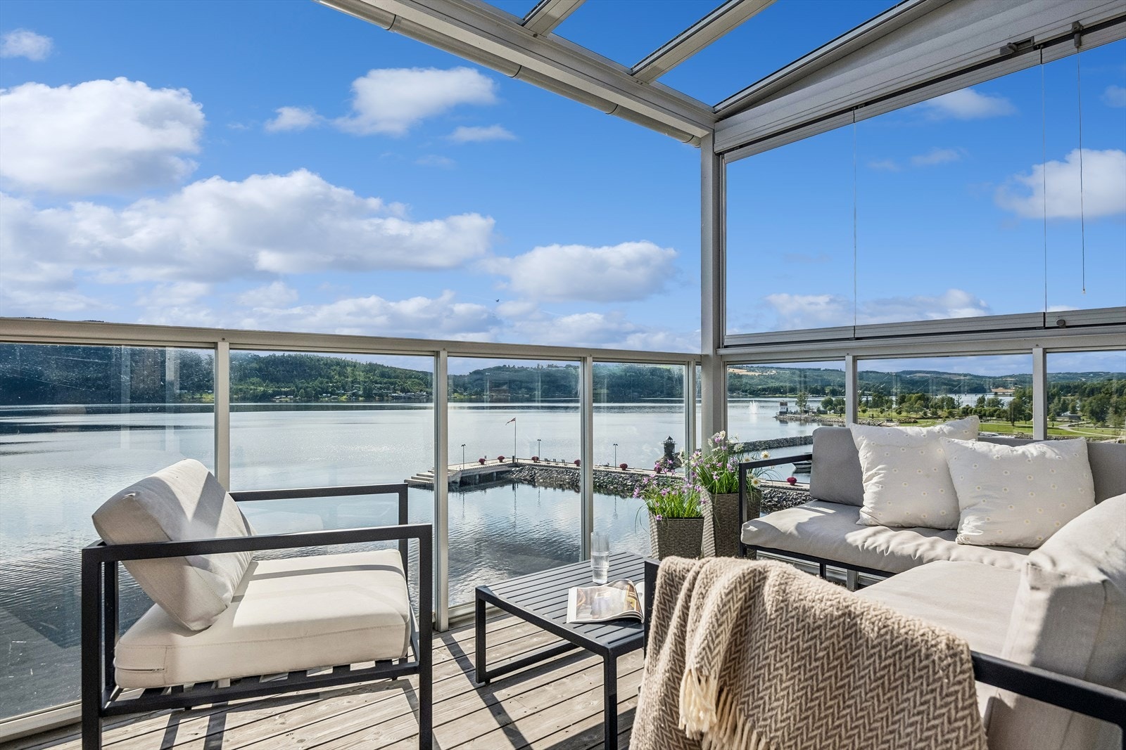 Fra den vestvendte balkongen er det storslagen utsikt over Mjøsa. Galleribilde