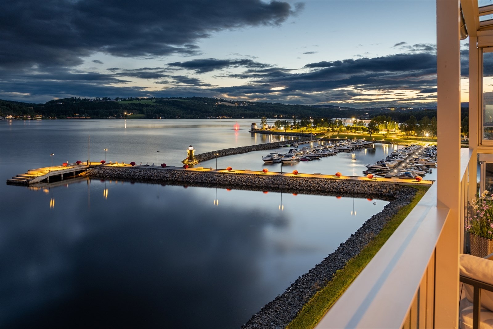 Parken byr på sandstrand, badeplass, skatepark, minigolf og lekeplasser. Galleribilde