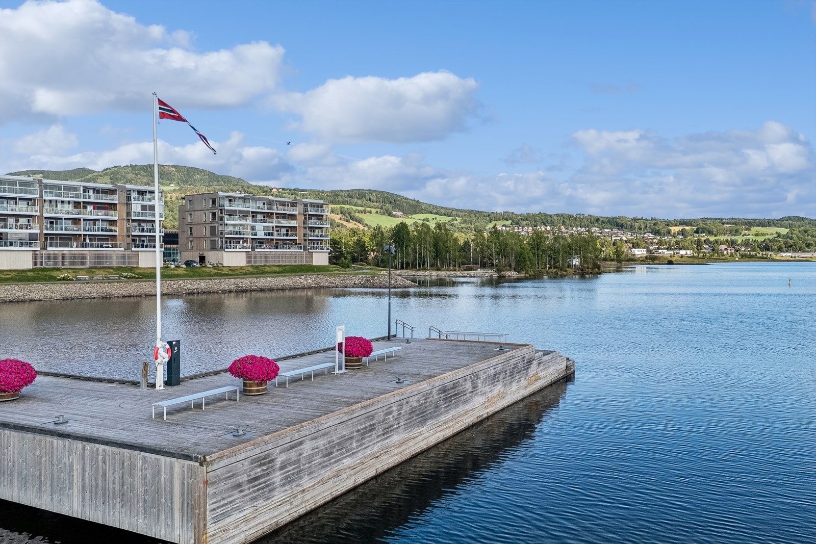 En kort spasertur langs promenaden tar deg rett inn til Brumunddal sentrum. Galleribilde
