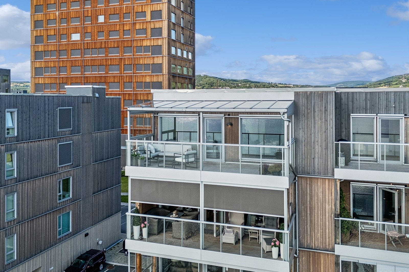 Bygget fra 2021 har fasader forblendet med tre, fasadeplater og spiler. Galleribilde