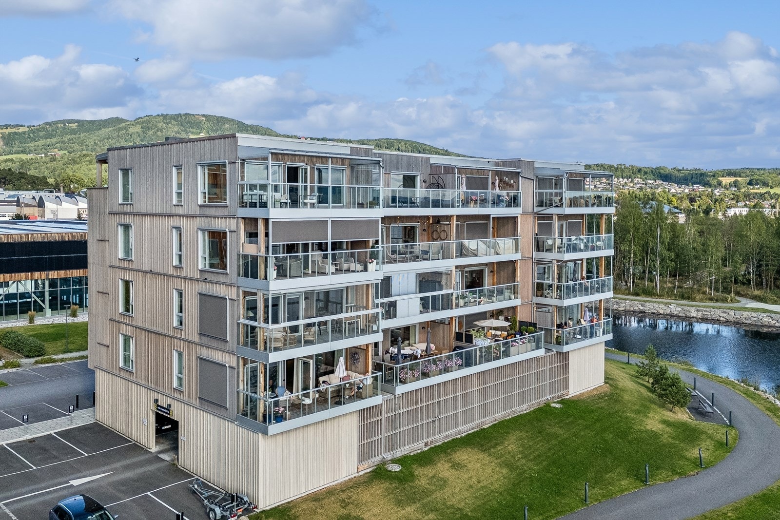 Området er et utmerket utgangspunkt for pendlere, med kort vei til Brumunddal stasjon. Galleribilde