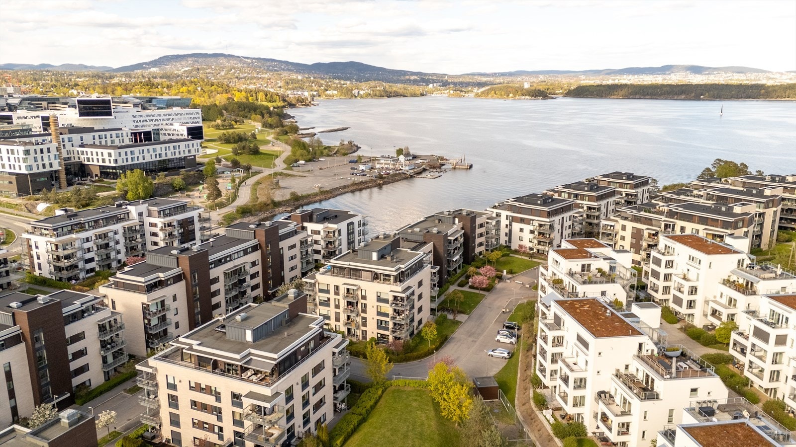 Beliggenheten gir en unik mulighet til å bo rett på bryggekanten, men likevel sentralt. Galleribilde