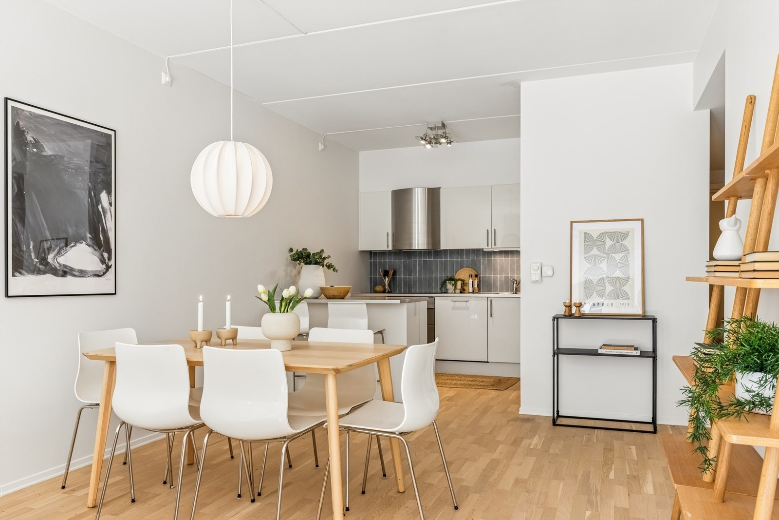 Spisestuen er naturlig plassert like ved kjøkkenet, som er praktisk når man har gjester. Galleribilde