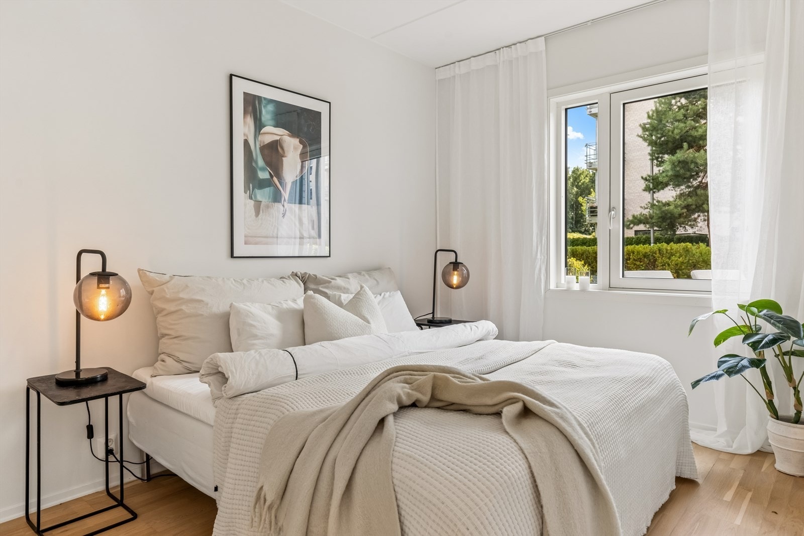 Soverom med plass til dobbeltseng og nattbord. Galleribilde