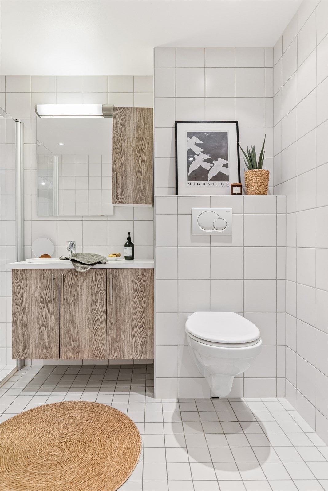 Badet er innredet med vegghengt toalett og servant med underskap. Galleribilde
