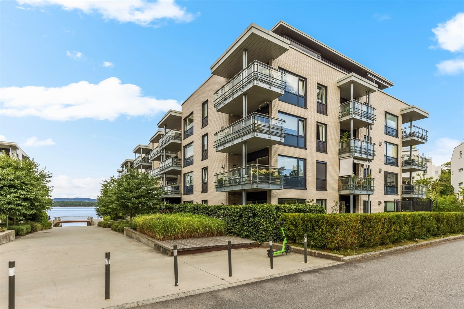 Moderne 2-roms leilighet i 1. etasje med garasjeplass, terrasse og hage. Sjønær beliggenhet i Rolfsbukta. Galleribilde