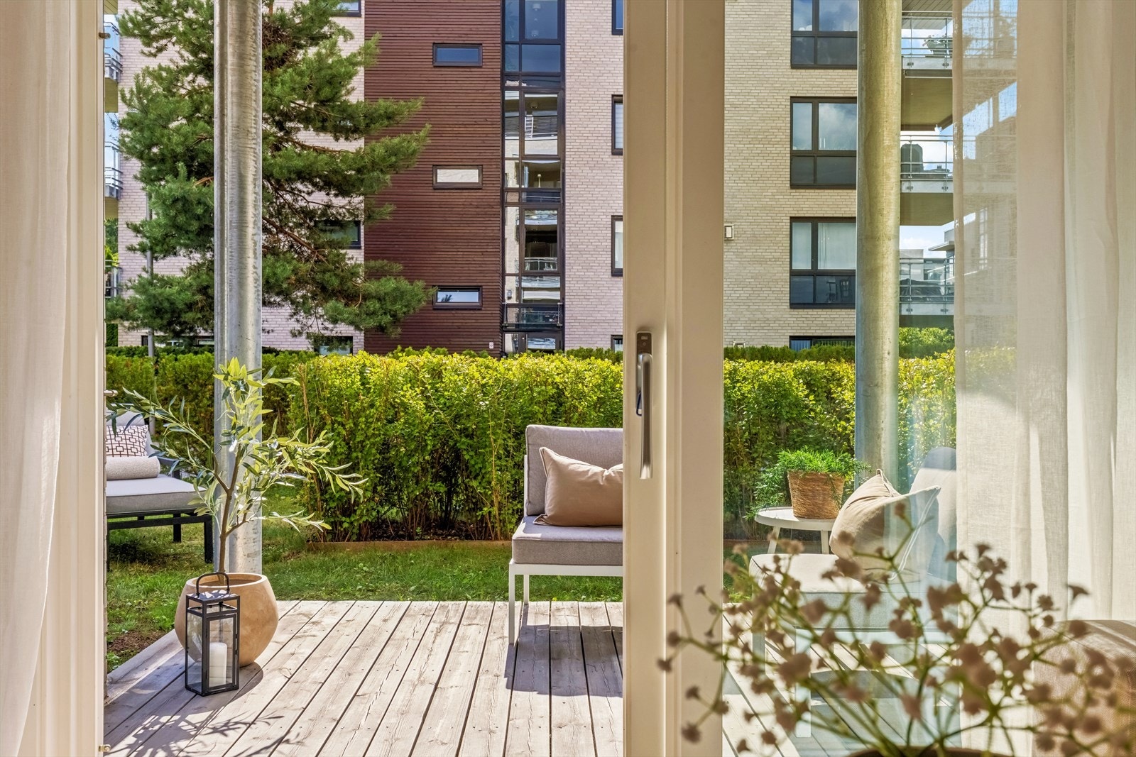 Terrassen på cirka 8 m² er en fin forlengelse av stuen i sommerhalvåret. Galleribilde