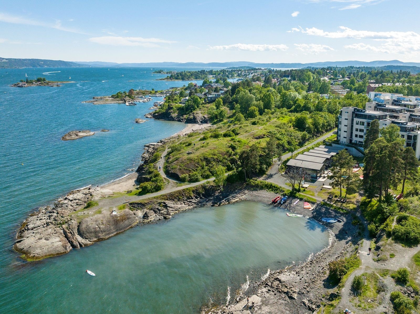Badestrand samt seil-, kajakk- og seilbrettklubb ligger et steinkast unna. Galleribilde