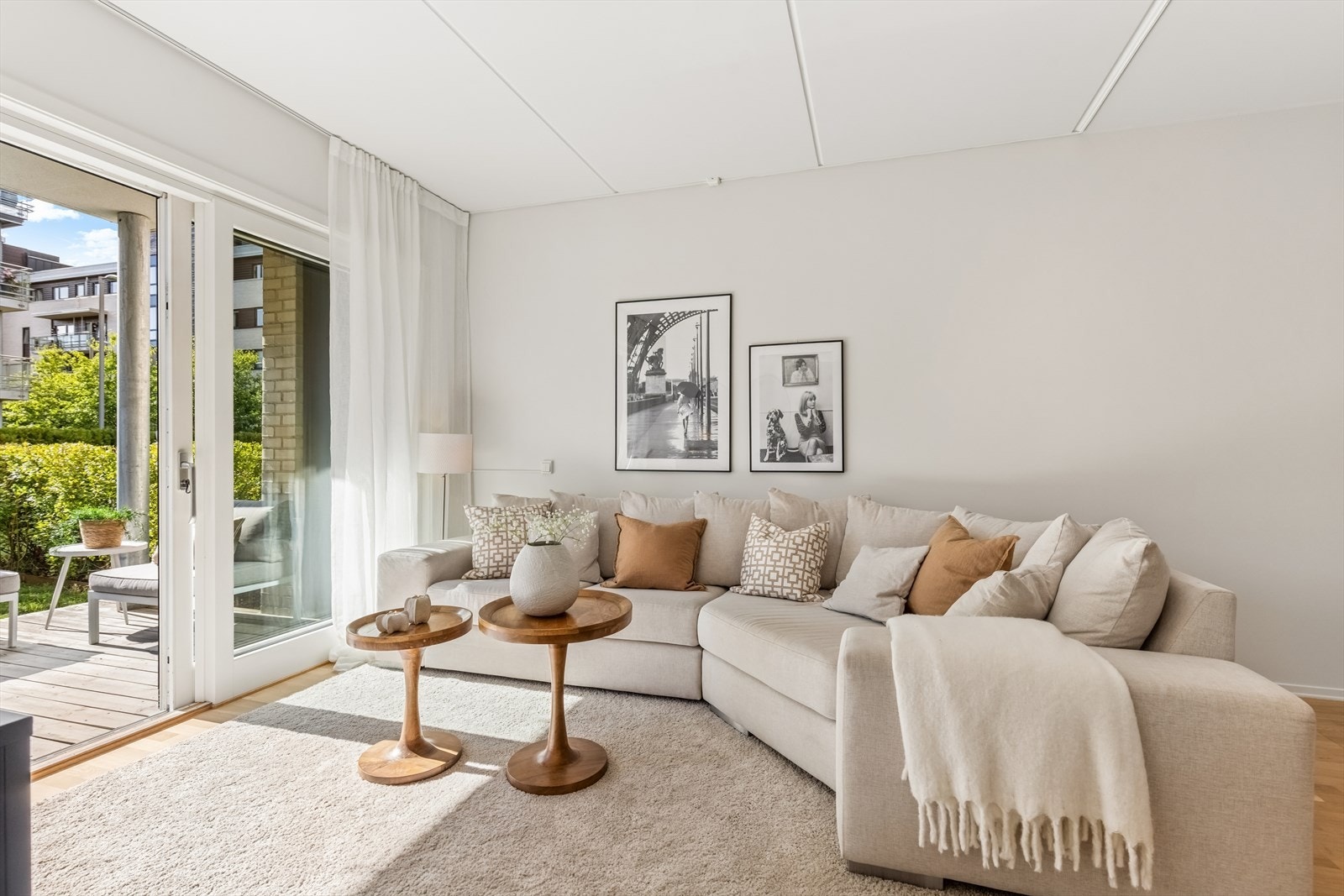 Stuen har god plass til en romslig sofagruppe og hyggelige sammenkomster. Galleribilde