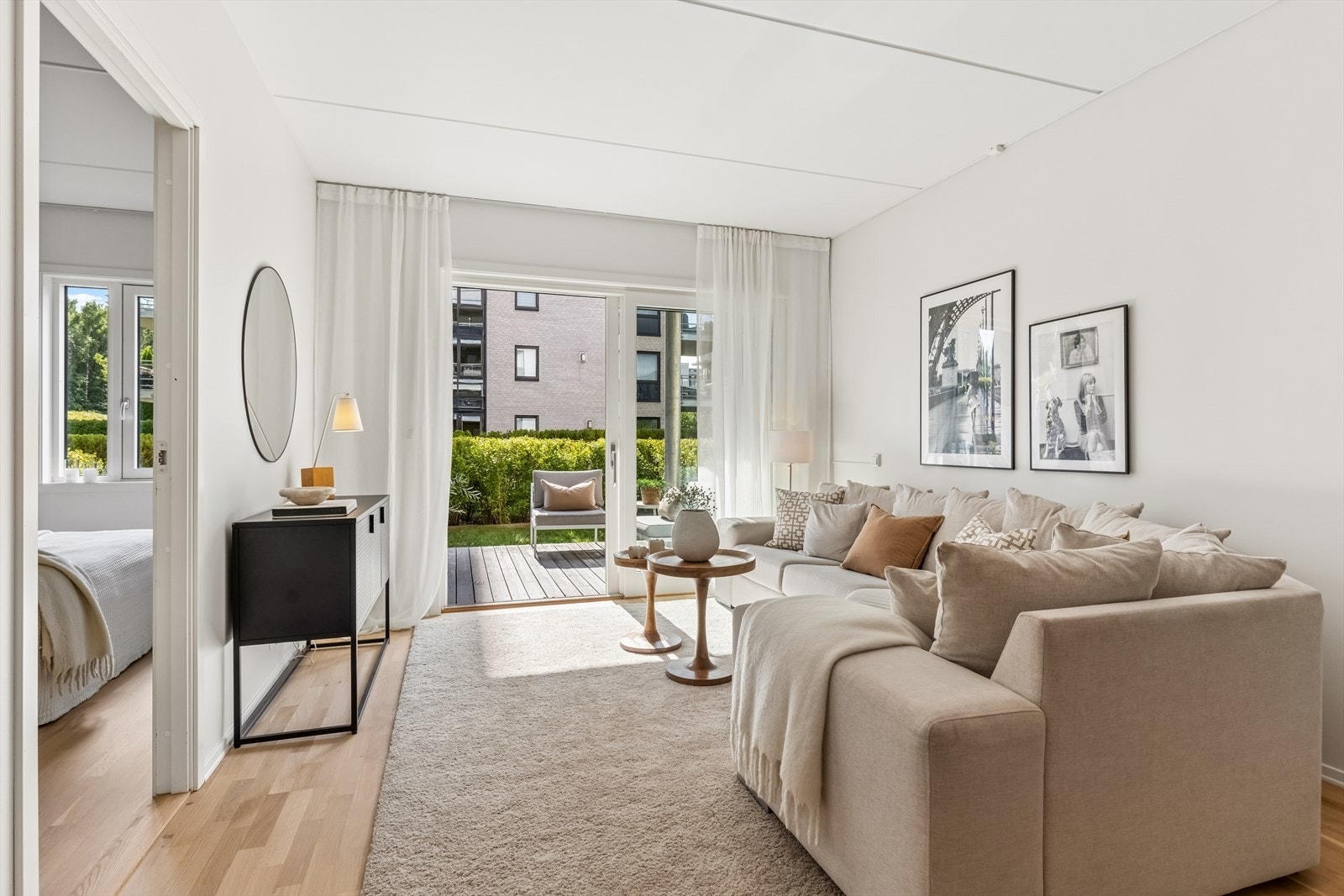 Boligen har gjennomgående parkettgulv og lyse, malte vegger som gir et moderne, lyst og moderne preg. Overflater er malt og parketten ble slipt i 2025. Galleribilde