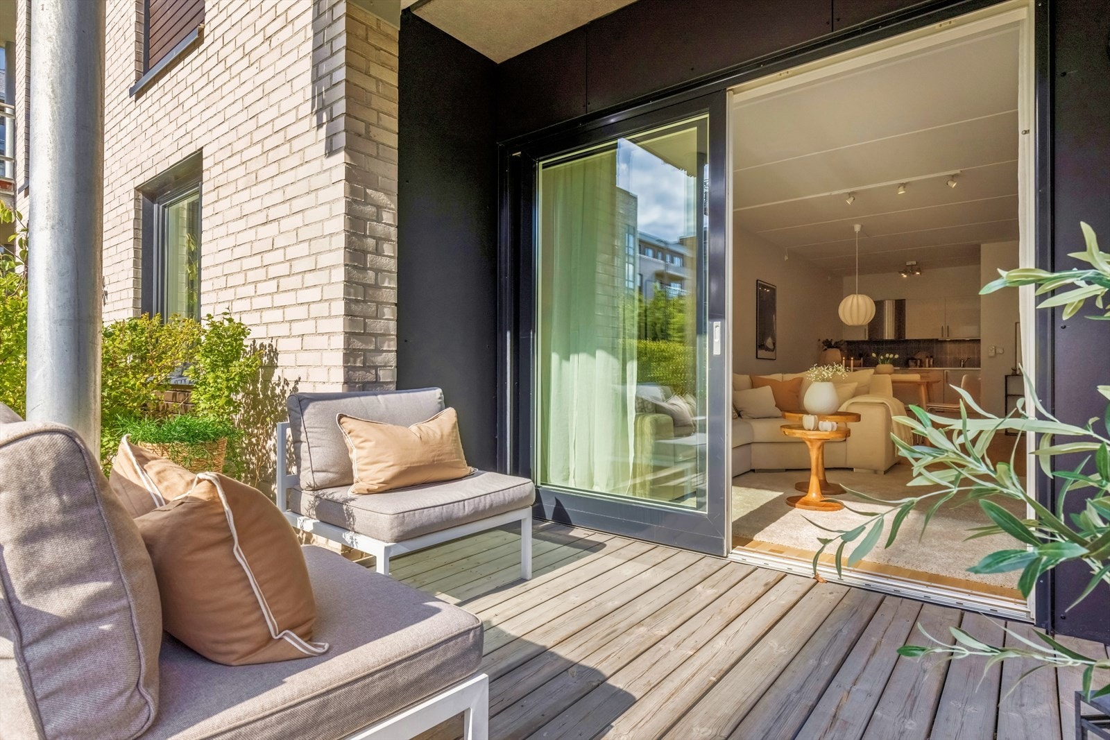 Herlig uteområde med gode møbleringsmuligheter. Galleribilde