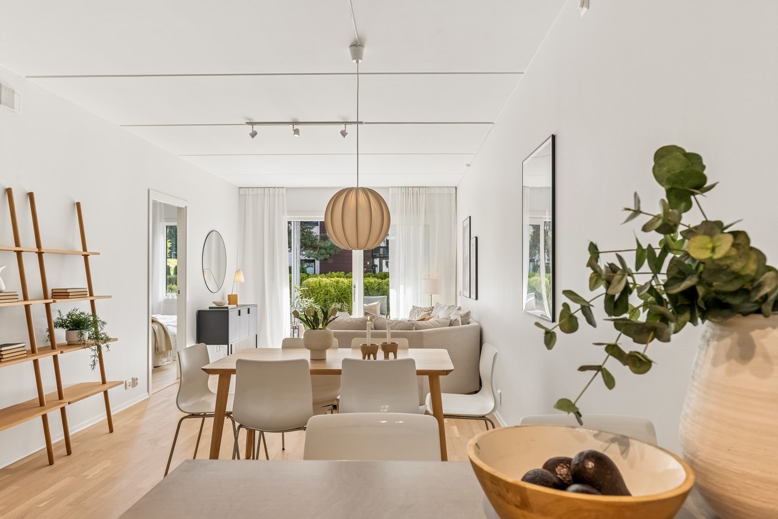 Den åpne løsningen gir god plass til både spisebord og sofagruppe. Galleribilde