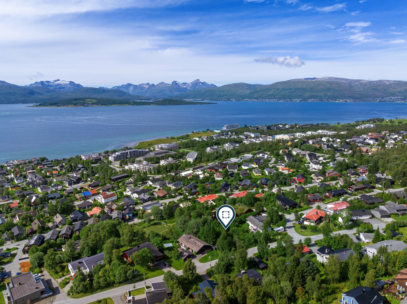 Med kort gåavstand til skole, barnehager, busstopp, dagligvare, Folkeparken og lysløypa som byr på fantastiske turmuligheter sommer som vinter.