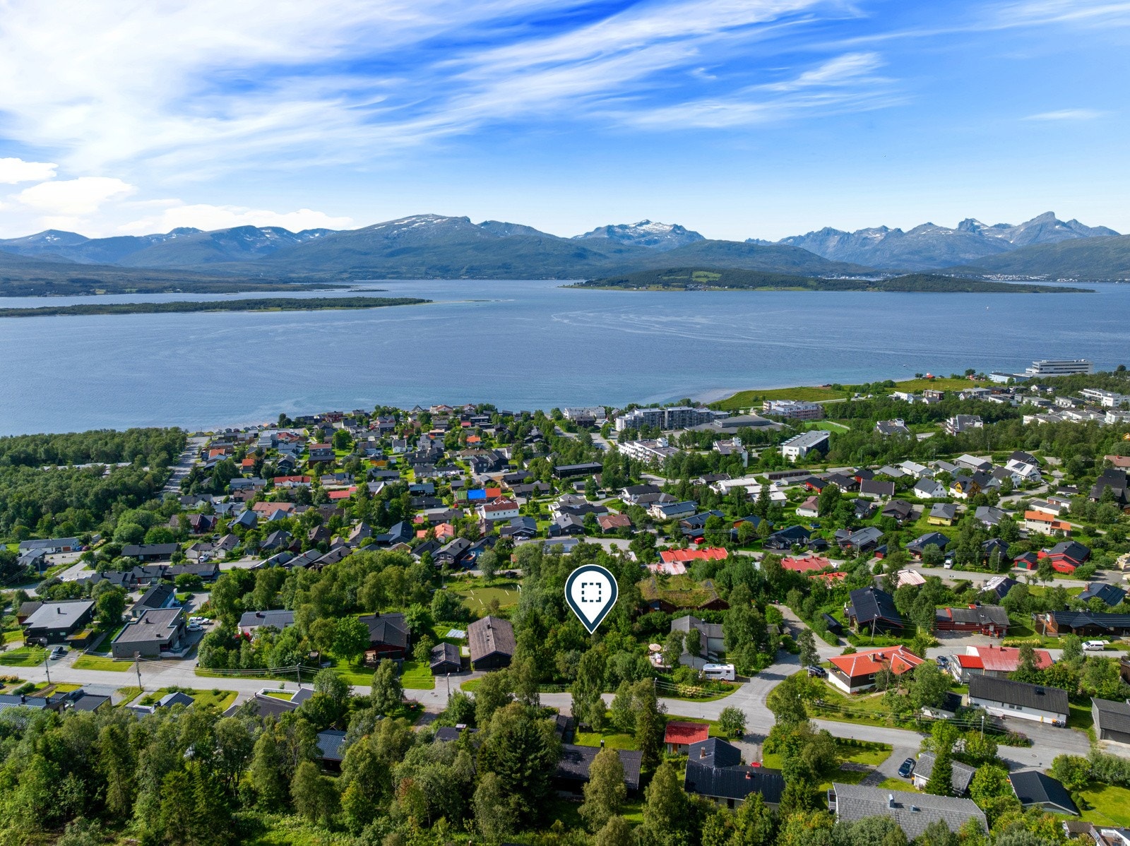 Tomta har gode sol- og utsiktsforhold.