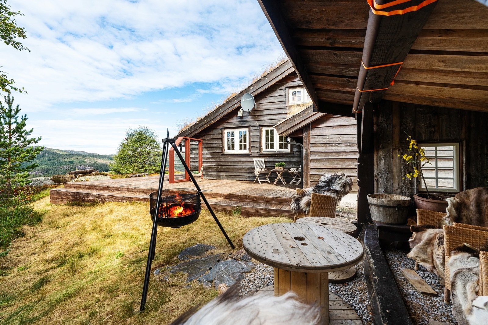 Nydelig uteområde med gode solforhold, gapahuk og terrasse. Galleribilde