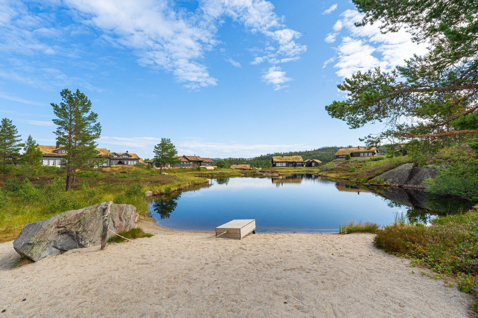 Lite tjern med sandstrand like ved Galleribilde