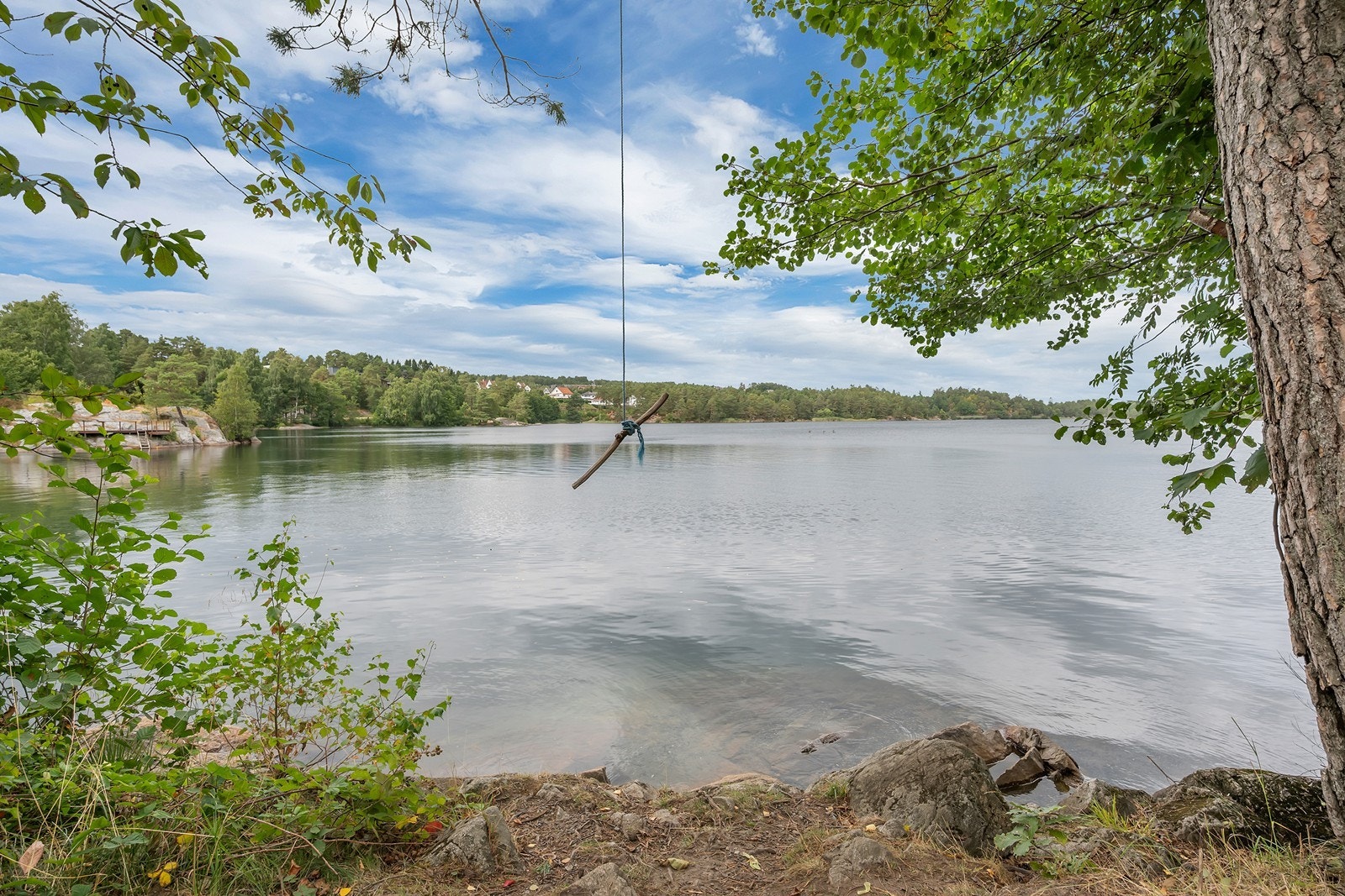 Badeplassen som ligger under 100 meter fra boligen. Galleribilde