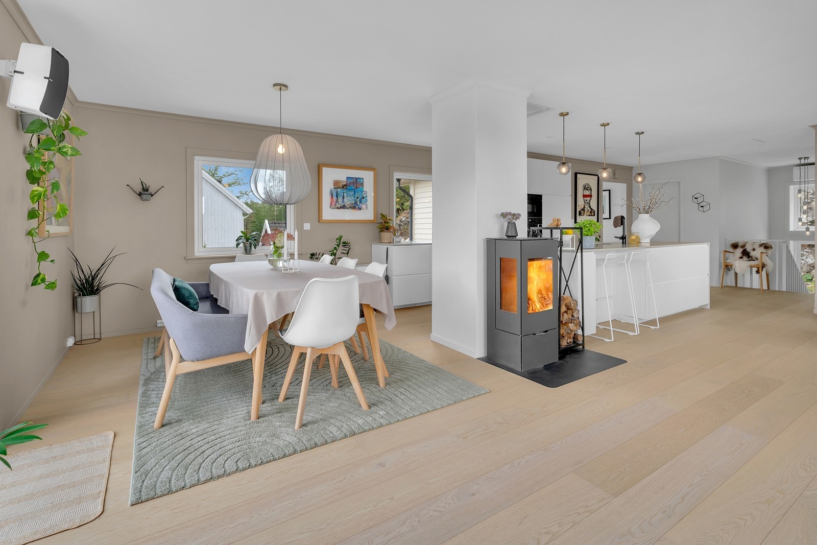 Spisestuen er i dag plassert like ved kjøkkenet for en effektiv hverdag. Galleribilde