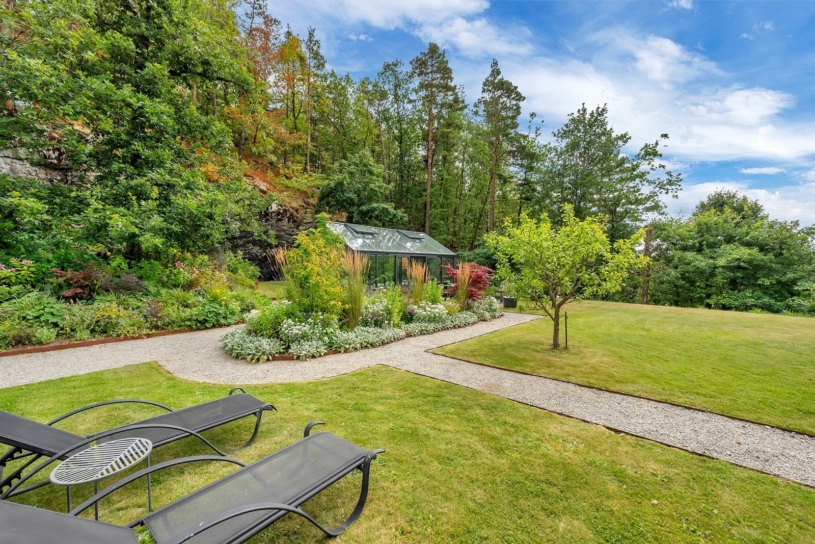 På eiendommen er det både bær- og frukttrær. Galleribilde