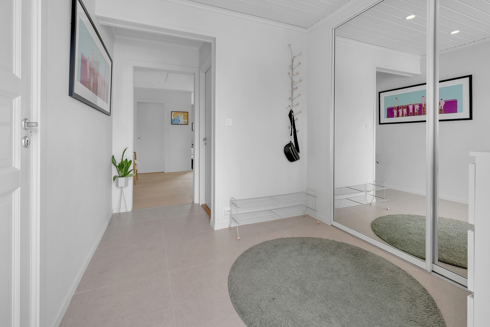 Flott gang med fliser og stort garderobeskap. Galleribilde
