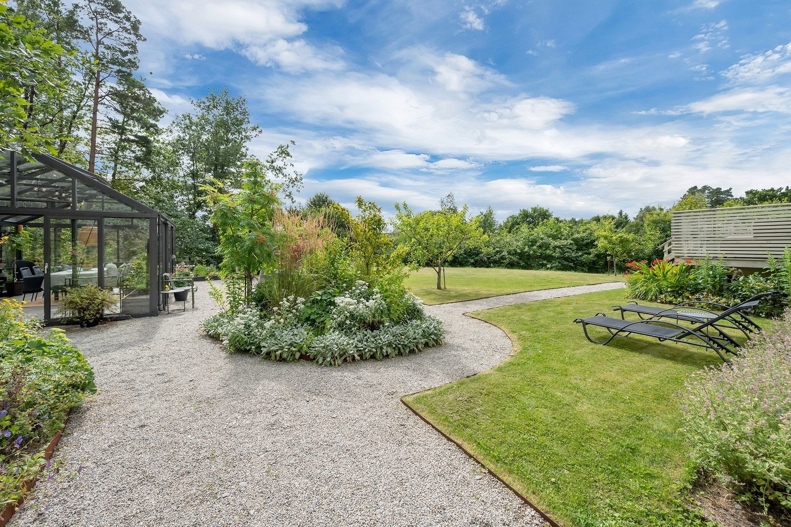 Flere fine uteplasser og drivhuset er ett hyggelig samlingspunkt. Galleribilde