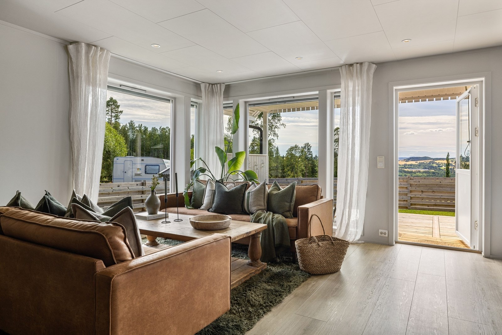 Fra stua er det utgang til sørvestvendt terrasse. Galleribilde