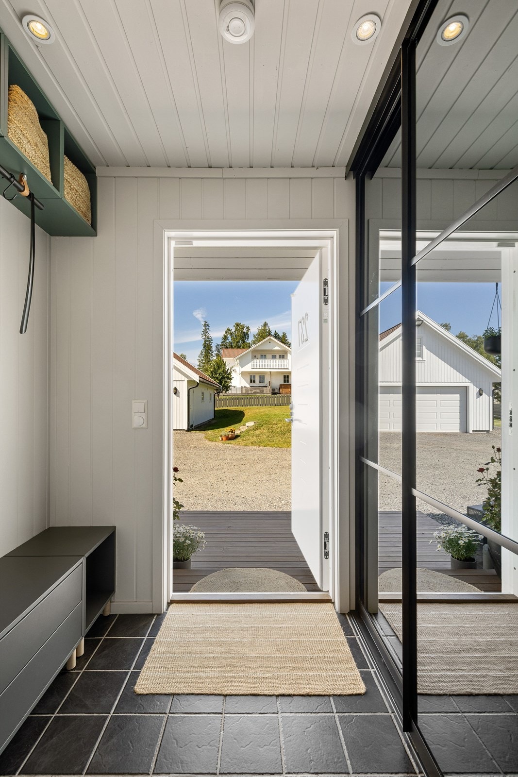 Velkommen inn! Flislagt entrè med skyvedørsgarderobe. Galleribilde