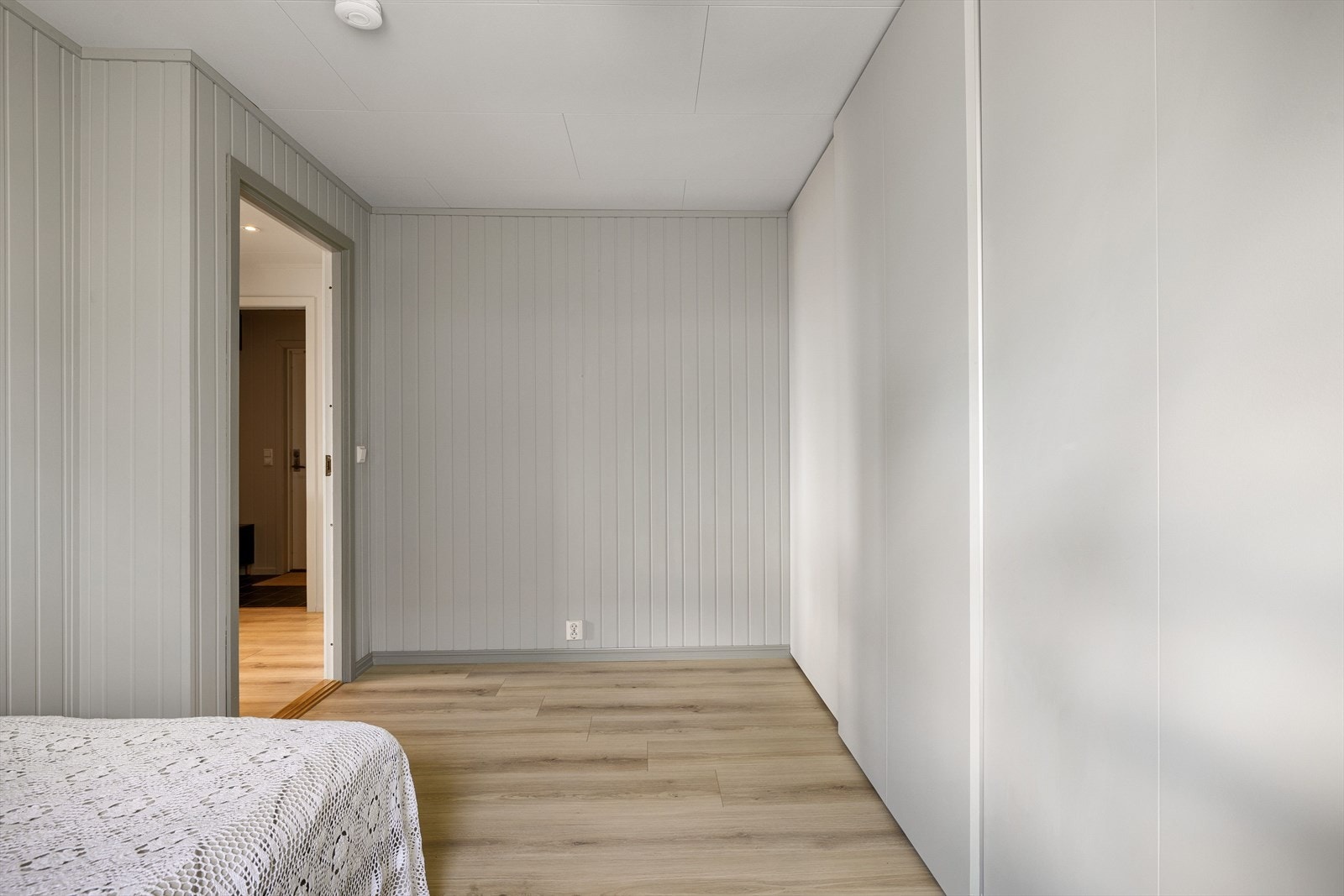 Soverom 2 med skyvedørsgarderobe. 1. etasje Galleribilde