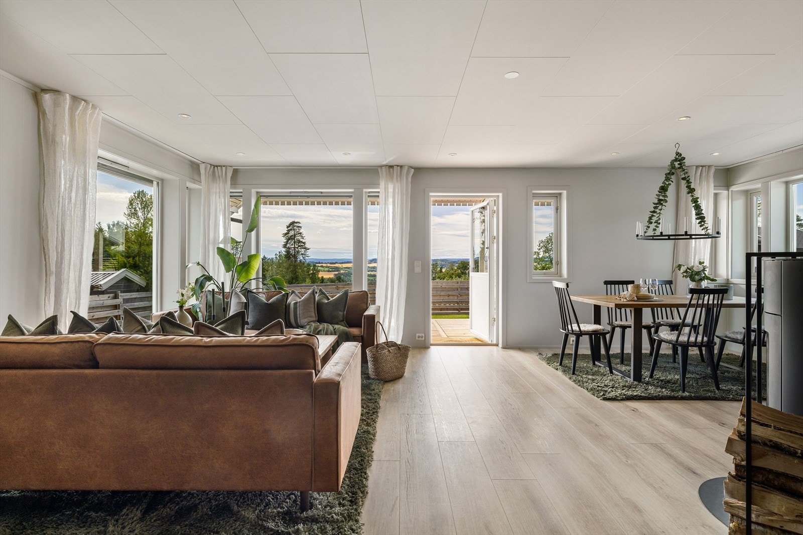 Romslig stue / spisestue som er malt i lyse og tidsriktige farger. Galleribilde