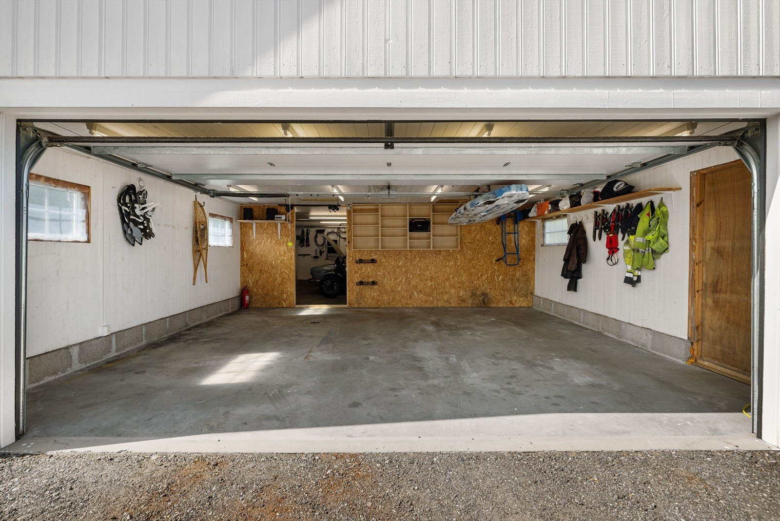 Stor garasje med dobbelport. Galleribilde