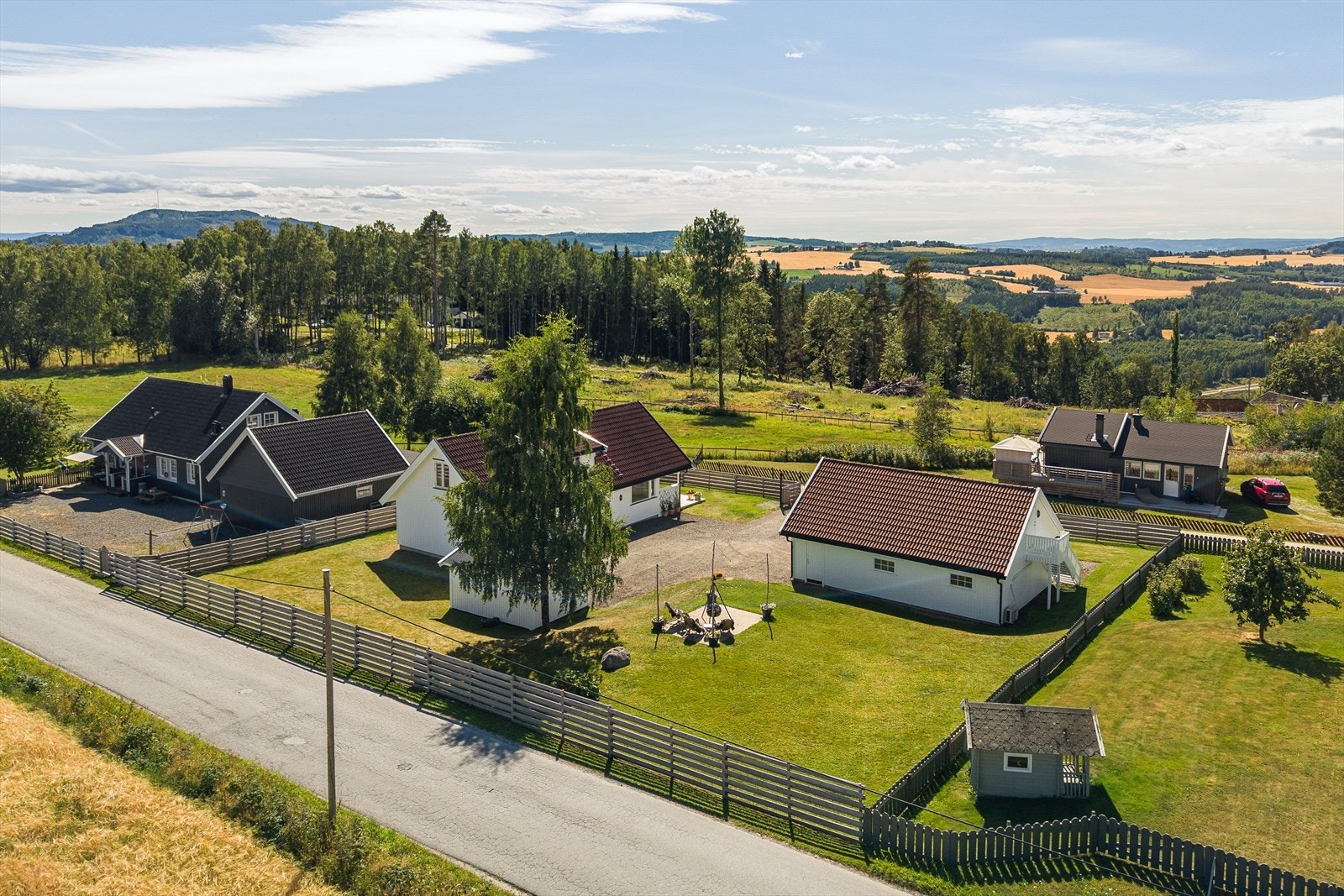 Dronebilde. Åpent og solrikt område Galleribilde