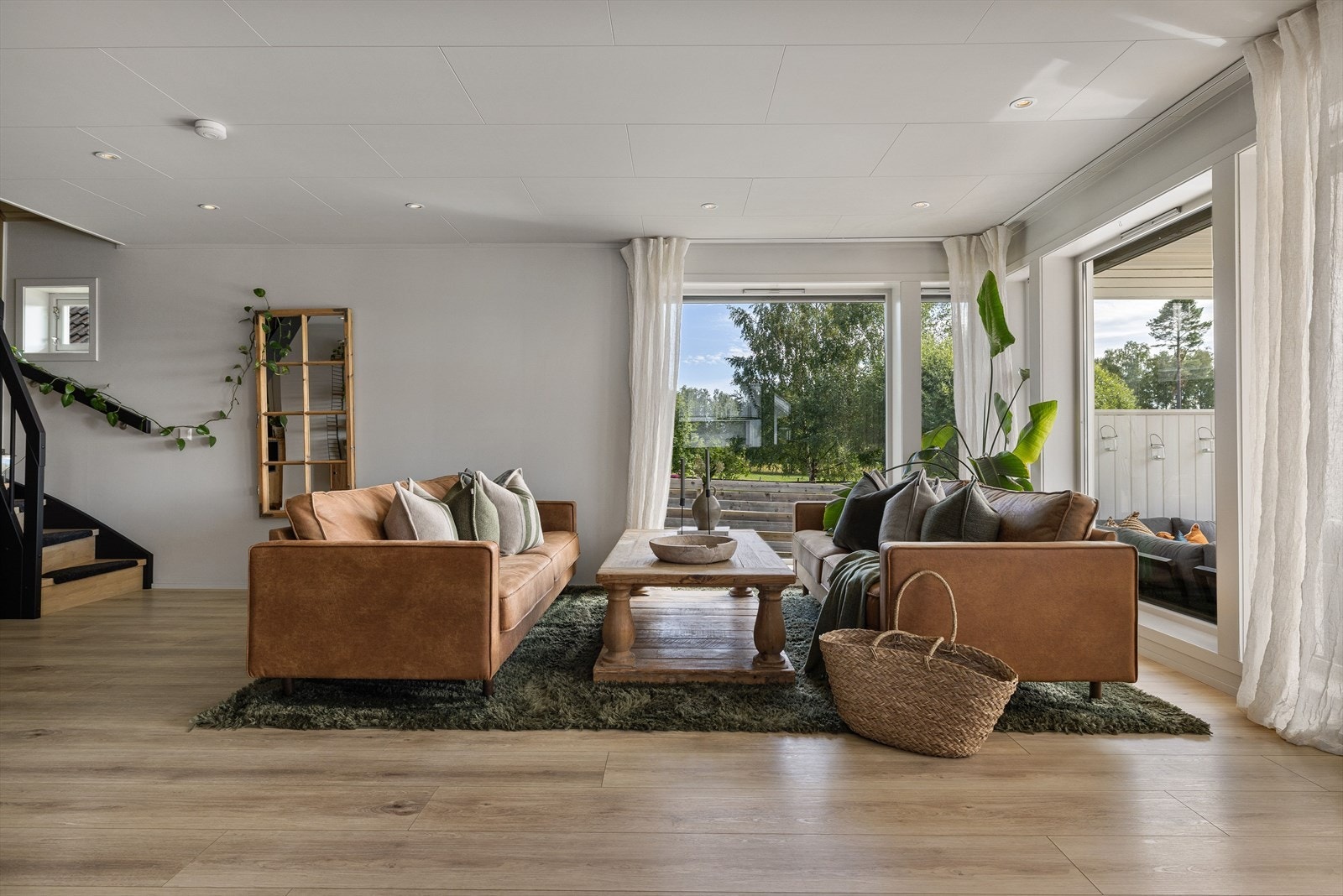 Stue med store vinduer som gir godt med lys inn i huset. Galleribilde