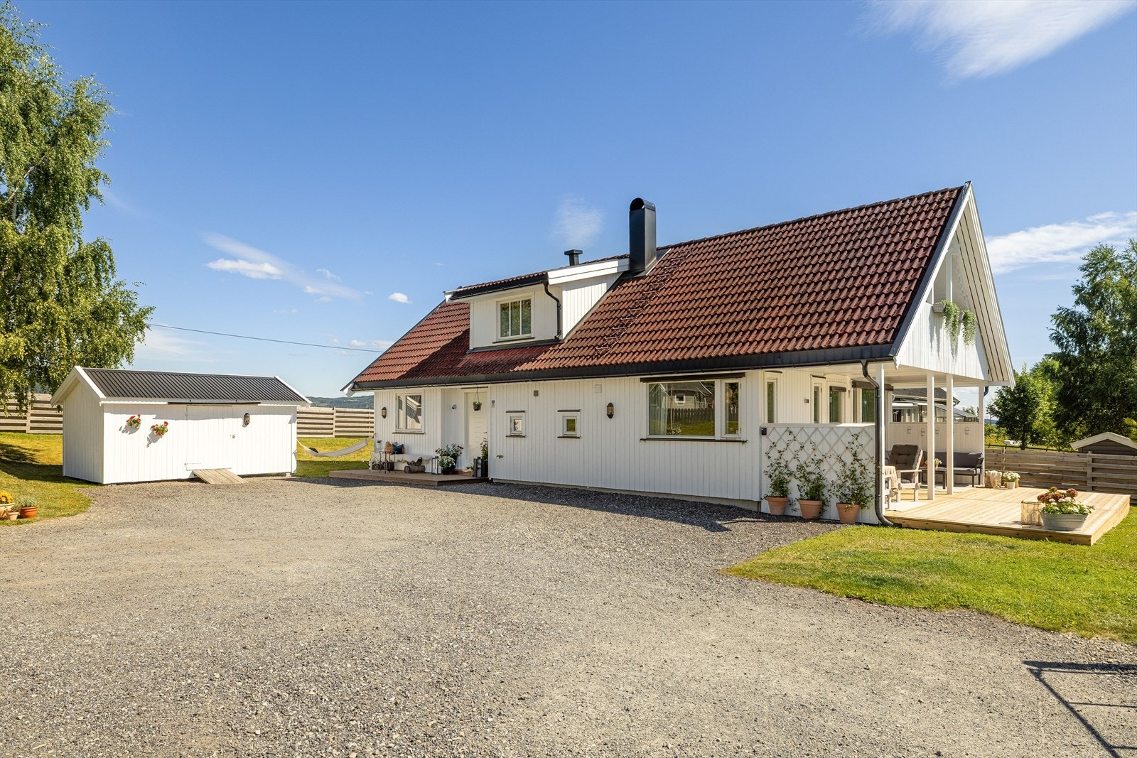 Fasade enebolig og utebod. Romslig gårdsplass Galleribilde