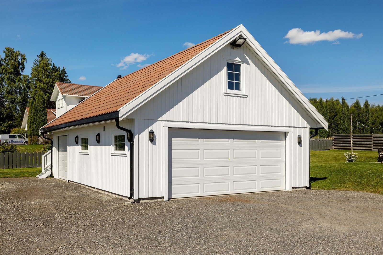 Store garasje fra 2013 på hele 66 kvm(bra). Dobbelport i fronten Galleribilde