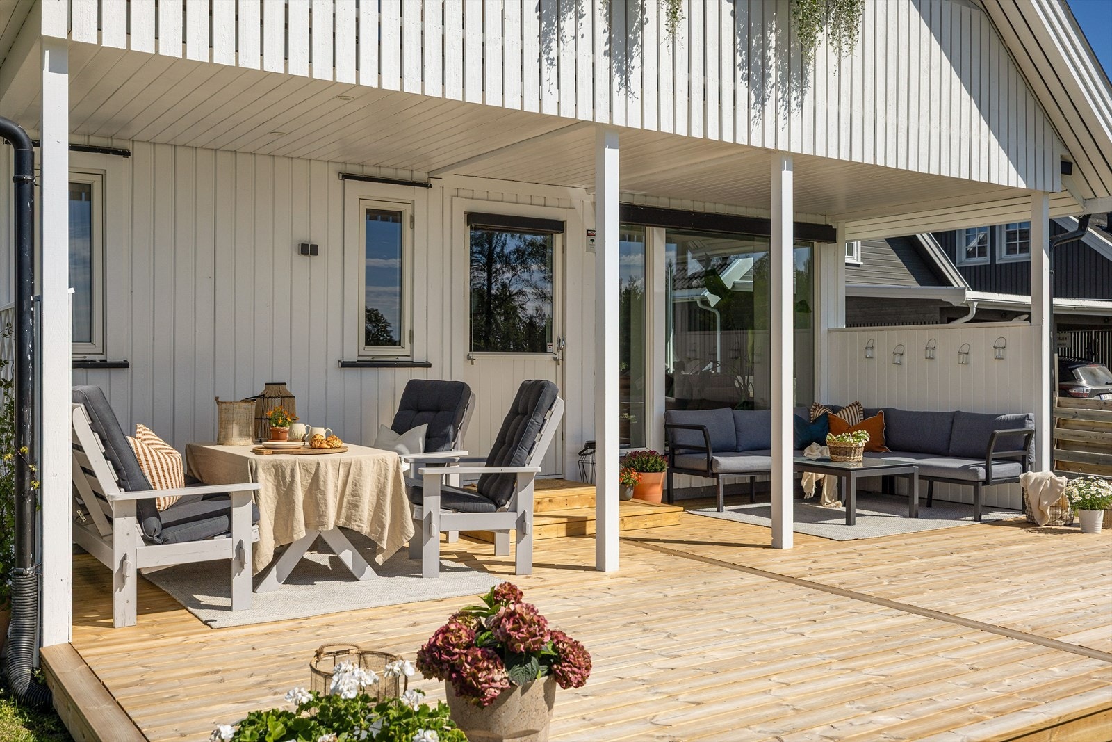 Stor terrasseplatting utenfor stue. Nytt gulv 2026. Galleribilde