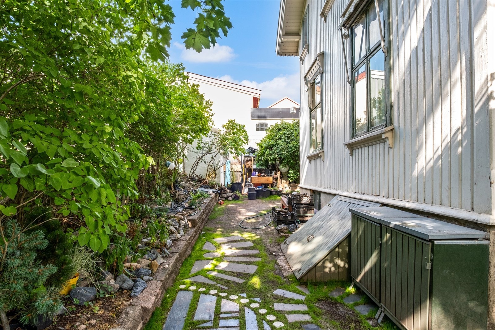 Inngangen fra vei inn til huset. Galleribilde