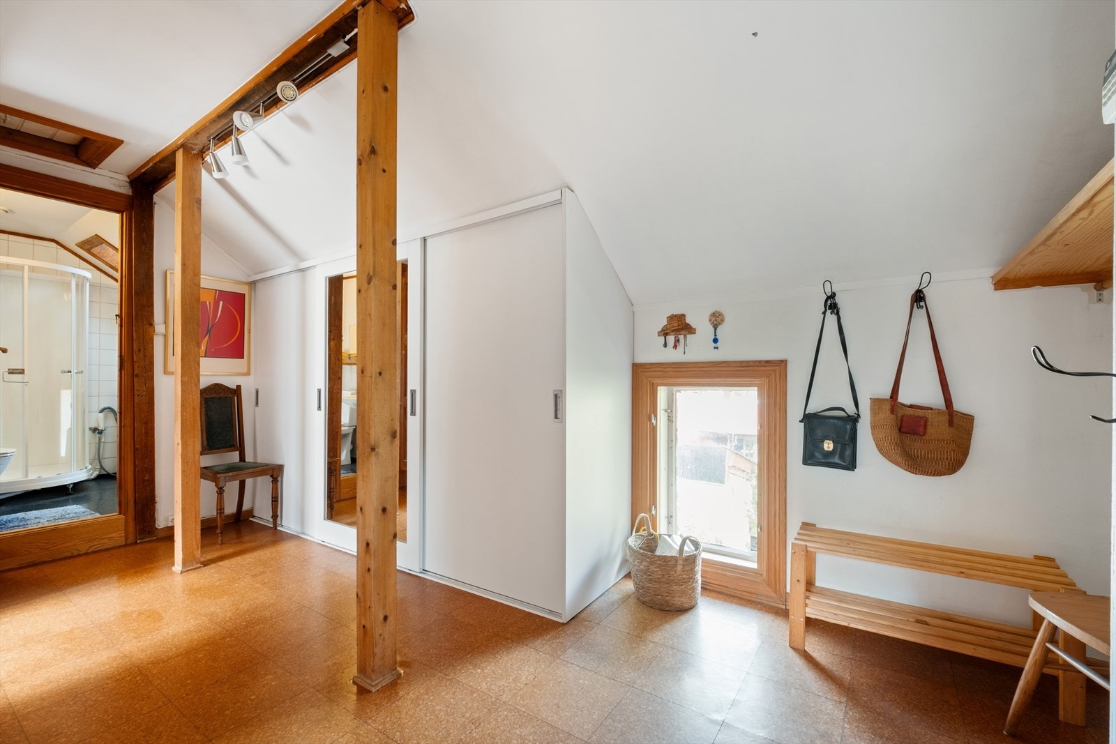 Her har du god plass til skyvedørsgarderobe, skohylle og knagger som sikrer godt med oppbevaringsplass. Galleribilde