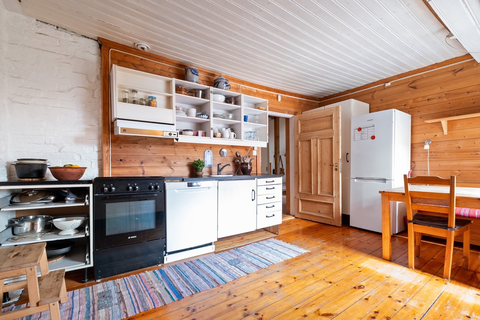 Kjøkkenet har innredning med glatte fronter og laminert benkeplate. Galleribilde