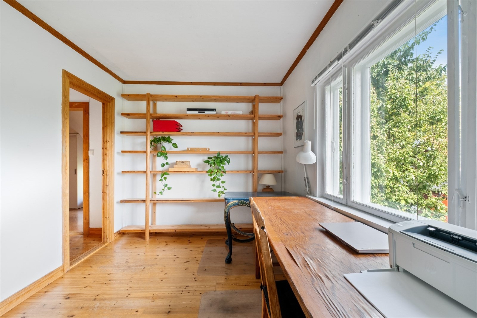 Det er god plass til dobbeltseng, skrivebord og skap. Galleribilde