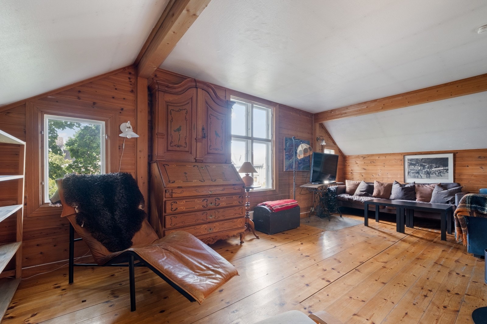 Stuen gir god plass til både spisebord og sofakrok. Galleribilde