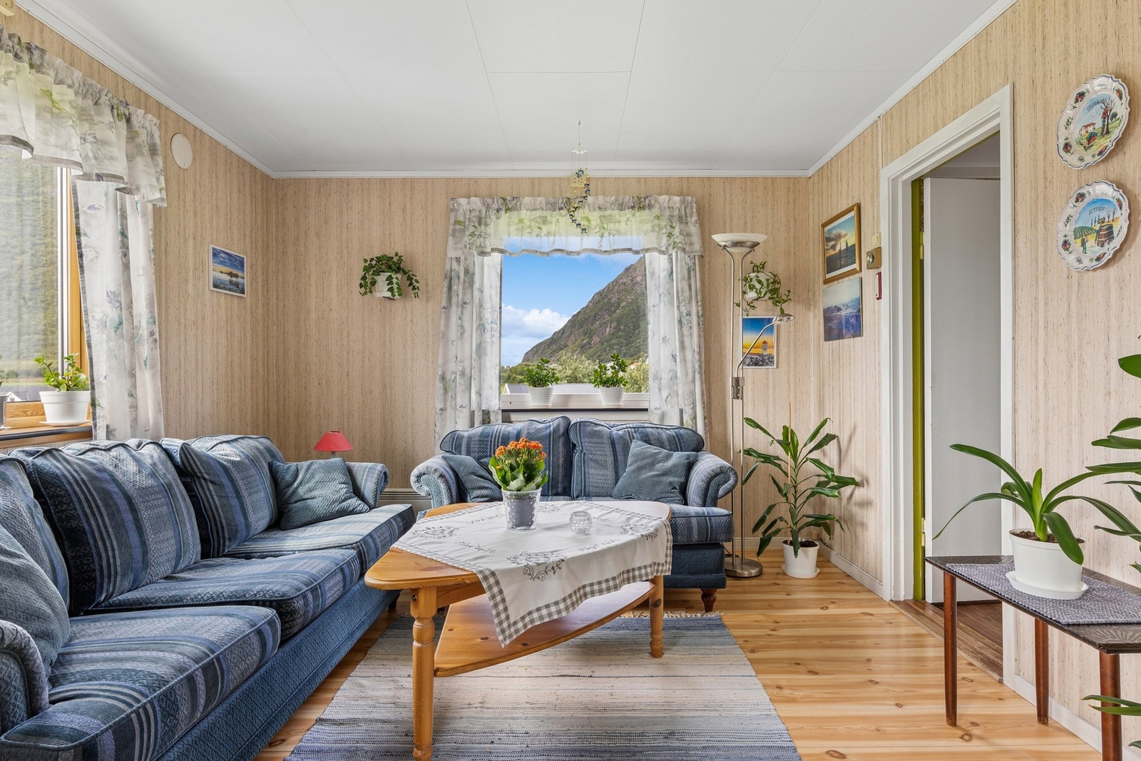 Fra stuen er det utsikt mot det omkringliggende landskapet. Galleribilde
