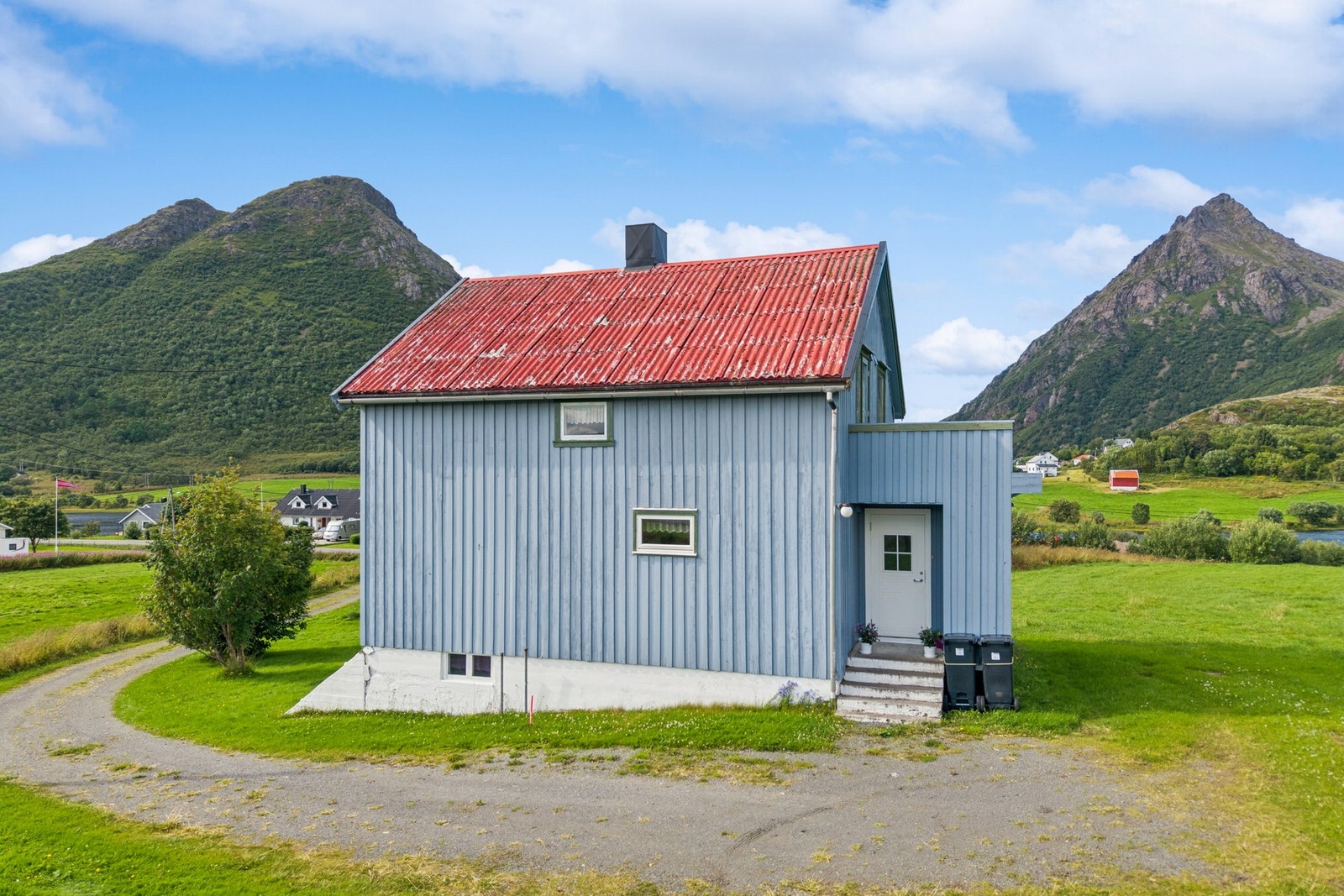 Eiendommen har egen adkomstvei og gårdsplass. Galleribilde